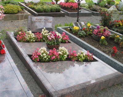 Anlage mit aussergew�hnlicher Buchform in Himalaya-Granit