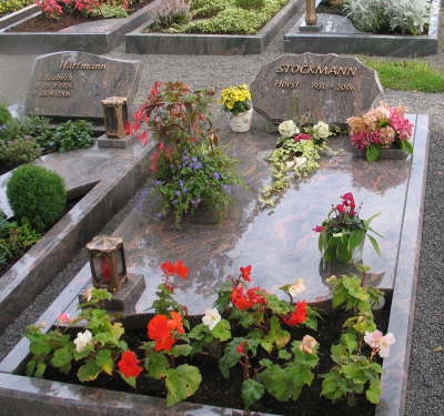 Grabstein vorn poliert, aussen gestockt