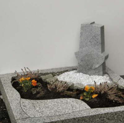 Granitstele Kies und abgerundeter Abdeckung