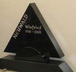 schwarzes allseitig poliertes Dreieck