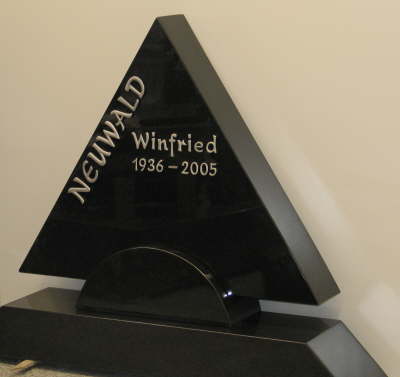 schwarzes allseitig poliertes Dreieck