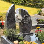 2 Granitteile rahmen das Hobby ein