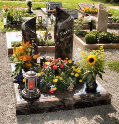 Doppelstele in allseits poliertem Granit