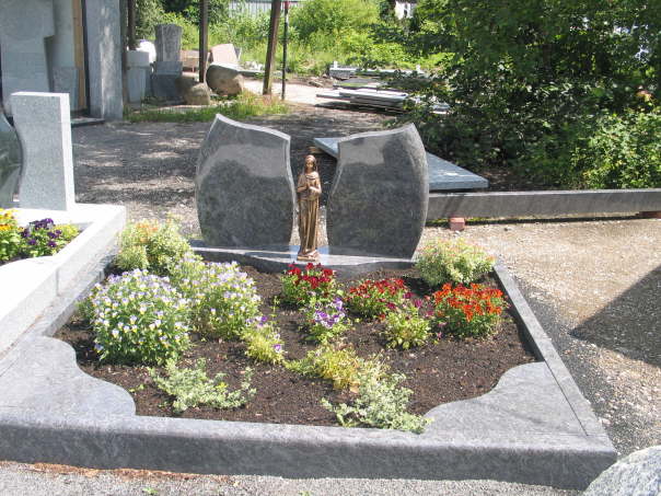 zweiteiliger Stein mit Madonna