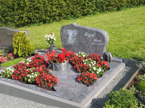 Stein mit Engelradierung und Abdeckung